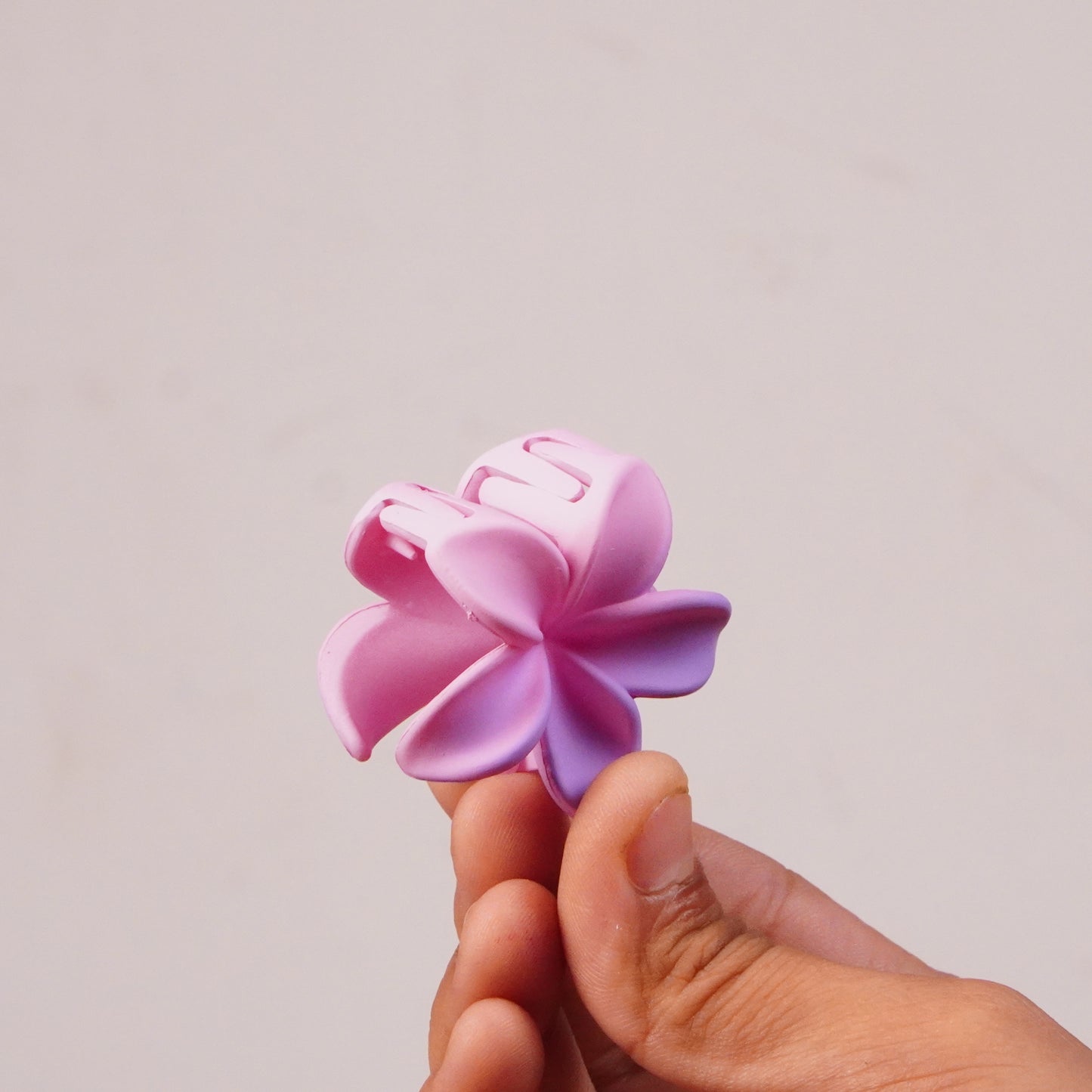 Tropical Blossom Flower Hair Claw Clip – Cute Floral Hold for Effortle