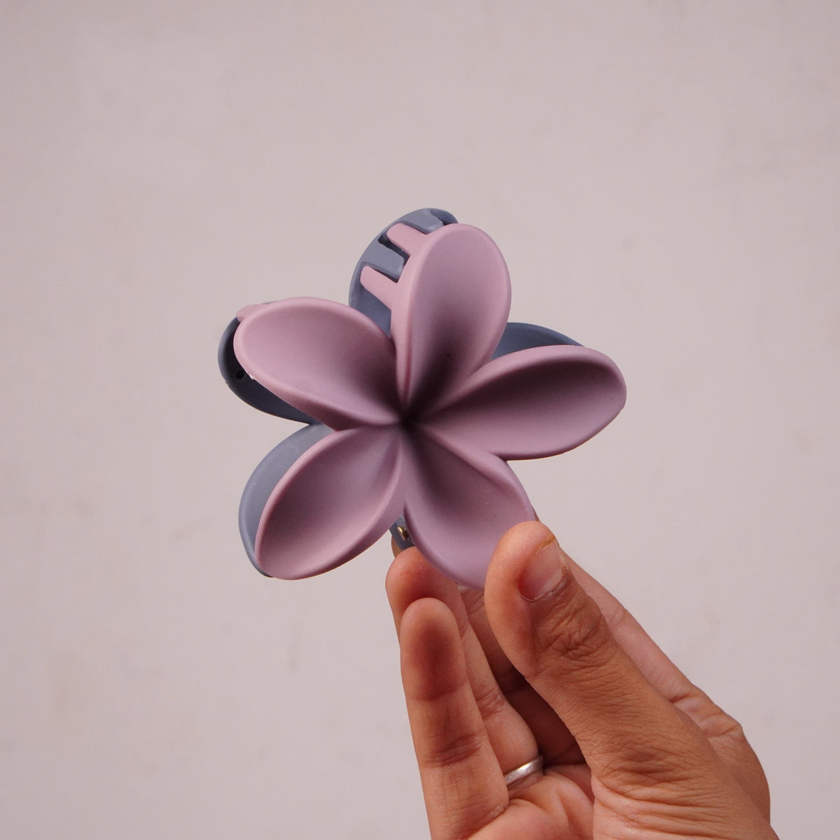 Elegant Plumeria Flower Hair Claw Clip Random Colors (one Piece )