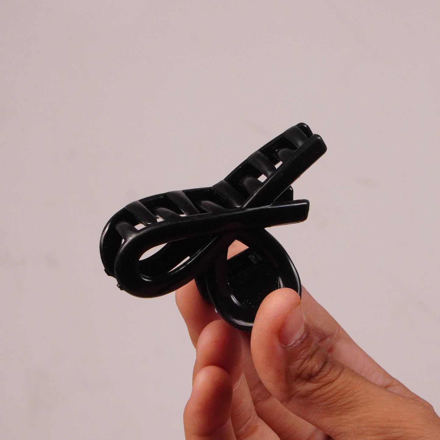 Minimalist Bow Hair Claw Clip – Chic Everyday Elegance Random Colors