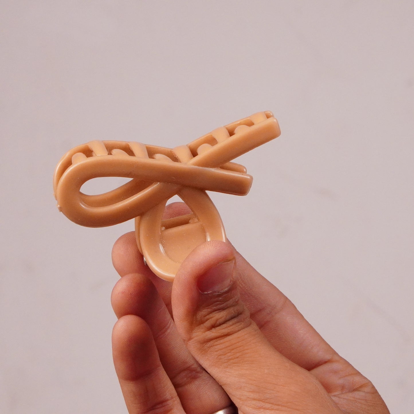 Minimalist Bow Hair Claw Clip – Chic Everyday Elegance Random Colors